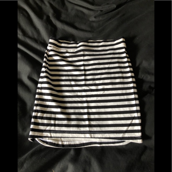 H&M Dresses & Skirts - H&M mini skirt